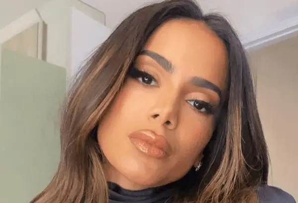 Anitta brinca com previsão para vida amorosa em 2022: "Carência"
