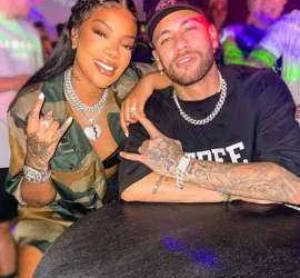 Neymar Jr. faz festa em mansão e recebe amigos famosos