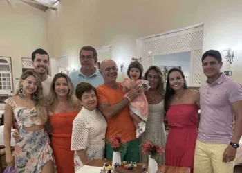 João Pedro Barcelos e Barbara Gadelha, afivelaram as malas e, em família no litoral baiano comemoraram o 1º aninho da primogênita Flavia