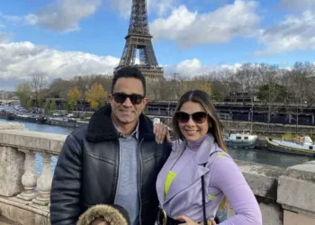 Médico otorrinolaringologista Santiago Júnior com Ingrid Damasceno e o filho Murilo, curtem Paris