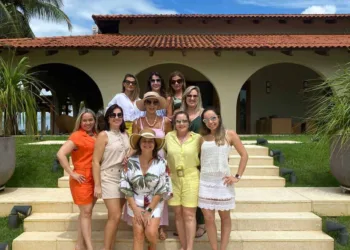 Carol e Maria Elena Leite capitanearam confra com grupo de amigas na tarde do sábado, regada a muitos drinks e total animação