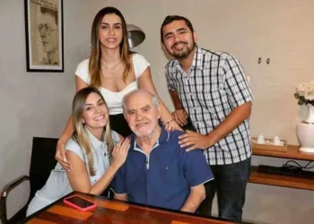 O aniversariante do último dia 22, Silvio Martinello, com os filhos jornalistas Maíra, Paula e Tiago Martinello