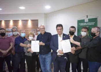 Junto a empresários, governador sanciona leis que criam programas de compras de incentivo à indústria e à construção civil