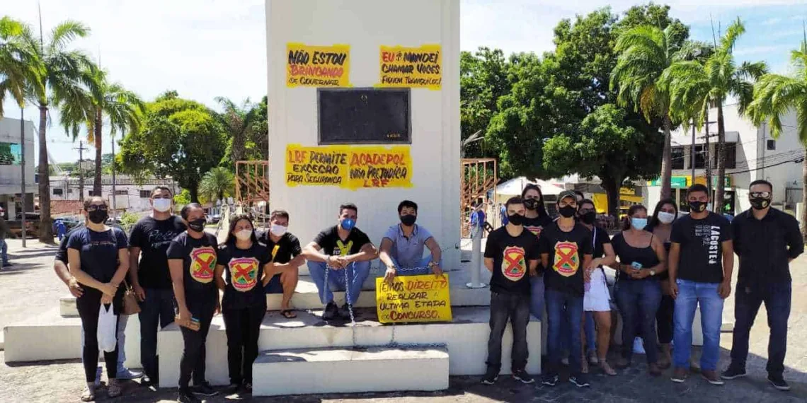 Grupo se manifesta em frente à Aleac. (Foto: Dell Pinheiro)