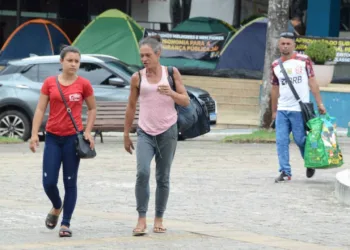 Acreanos desrespeitam normas sanitárias e circulam pela capital sem máscaras de proteção