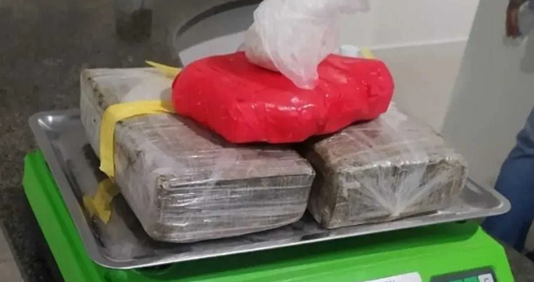 Taxista é preso em flagrante transportando 24 quilos de cocaína na estrada do Pacífico