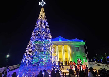 Com árvore de 25m e Casinha do Papai Noel, governo inaugura decoração natalina; veja fotos