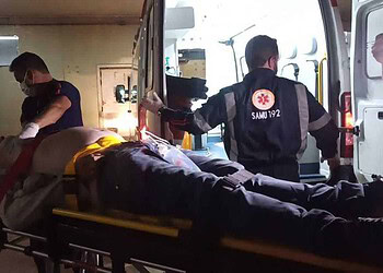 Motorista perde controle de carro na Via Chico Mendes e é encaminhado ao pronto-socorro em estado grave