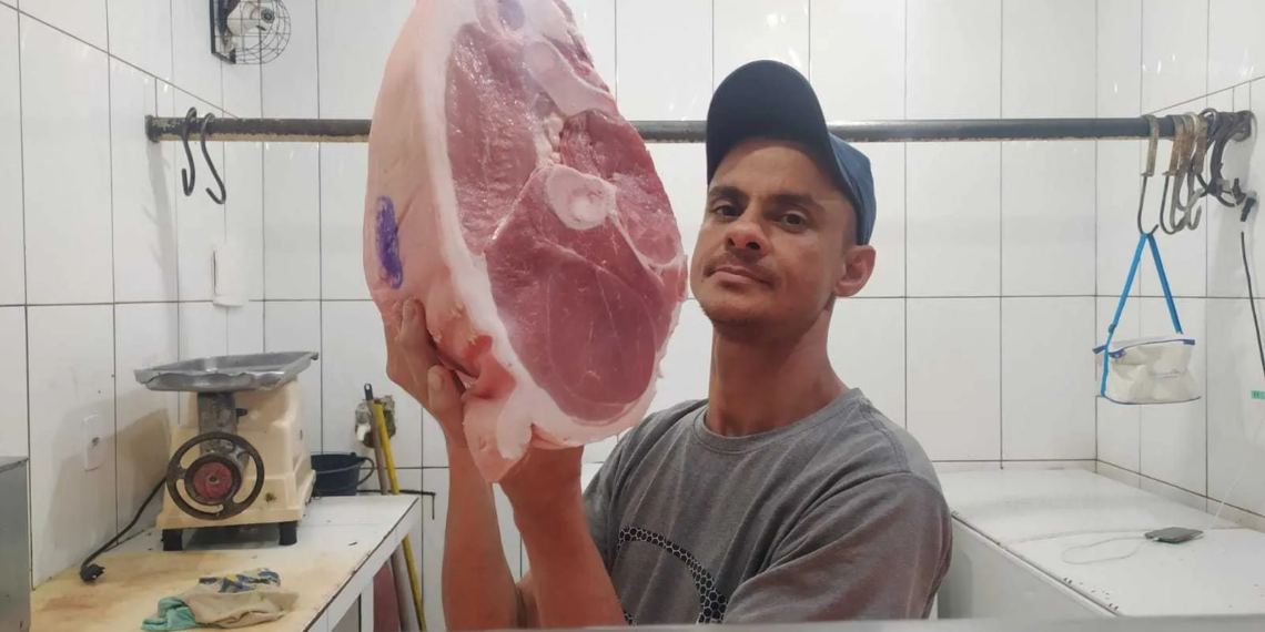 "Tenho uma clientela fiel, que compra comigo todos os anos. O quilo do pernil está sendo vendido a R$ 25, como ele pesa de 4 a 6 quilos, o preço varia de R$ 125 a R$ 150. A procura já começou. Espero vender muita carne de porco este ano", destacou o comerciante