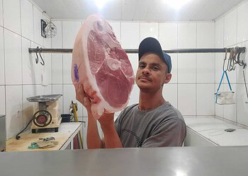 "Tenho uma clientela fiel, que compra comigo todos os anos. O quilo do pernil está sendo vendido a R$ 25, como ele pesa de 4 a 6 quilos, o preço varia de R$ 125 a R$ 150. A procura já começou. Espero vender muita carne de porco este ano", destacou o comerciante