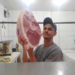 "Tenho uma clientela fiel, que compra comigo todos os anos. O quilo do pernil está sendo vendido a R$ 25, como ele pesa de 4 a 6 quilos, o preço varia de R$ 125 a R$ 150. A procura já começou. Espero vender muita carne de porco este ano", destacou o comerciante