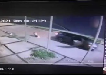 Homem é acusado de jogar namorada de carro em movimento