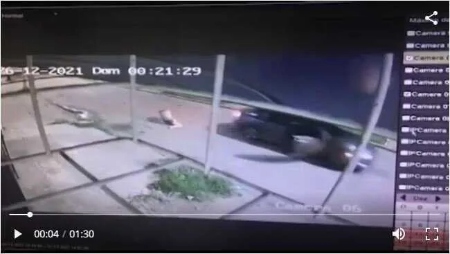 Homem é acusado de jogar namorada de carro em movimento