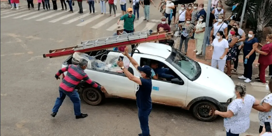Servidores da saúde bloqueiam cruzamento em frente o Pronto-socorro de Rio Branco e quase são atropelados por motorista 1 Servidores da saúde bloqueiam cruzamento em frente o Pronto-socorro de Rio Branco e quase são atropelados por motorista