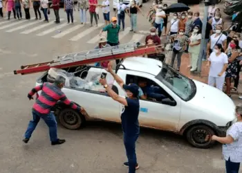 Servidores da saúde bloqueiam cruzamento em frente o Pronto-socorro de Rio Branco e quase são atropelados por motorista