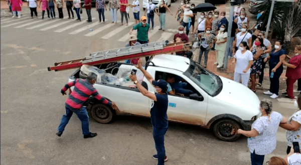 Servidores da saúde bloqueiam cruzamento em frente o Pronto-socorro de Rio Branco e quase são atropelados por motorista