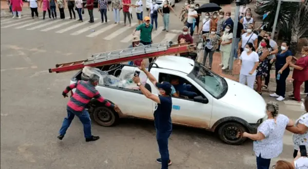 Servidores da saúde bloqueiam cruzamento em frente o Pronto-socorro de Rio Branco e quase são atropelados por motorista