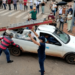 Servidores da saúde bloqueiam cruzamento em frente o Pronto-socorro de Rio Branco e quase são atropelados por motorista