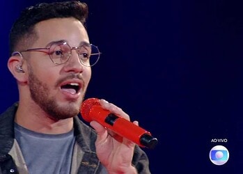 Gustavo trabalha em um conservatório de música para crianças carentes, em Cruzeiro do Sul/AC (Foto: Reprodução)