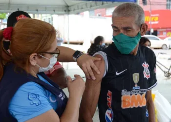 Vacinação contra a covid-19 é ofertada até às 13h nesta quarta-feira; mutirão na Praça da Revolução será das 18h às 22h