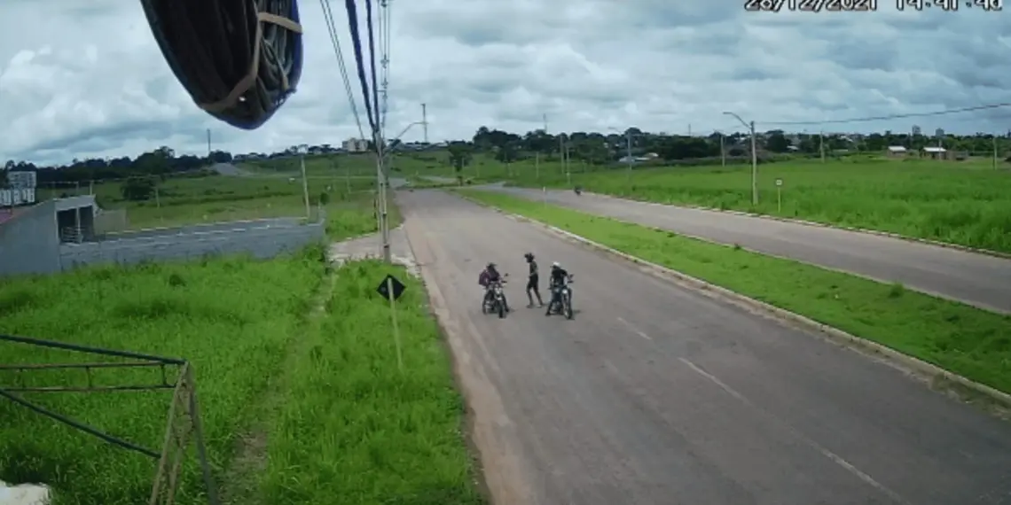 Câmera de segurança flagra momento em que motoboy é roubado em Rio Branco 1 assalto motoboy