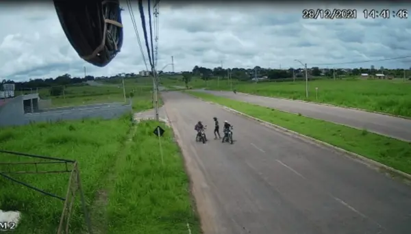 Câmera de segurança flagra momento em que motoboy é roubado em Rio Branco