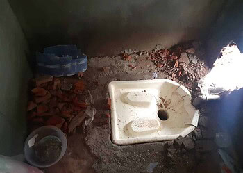 Detentos fizeram um buraco no fundo da cela 431 (Foto: Ascom/Iapen)