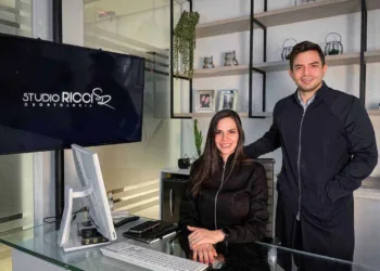 Os odontólogos e empresários Rodrigo Lima e Sabrina Ricciardi que fecharam o ano de 2021 com muitos motivos para sorrir e mil planos para 2022