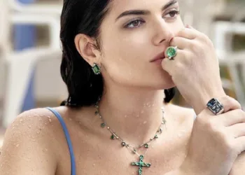 A bela e querida Isabella Zamora esbanjando beleza e glamour com um conjunto de jóias de sua coleção