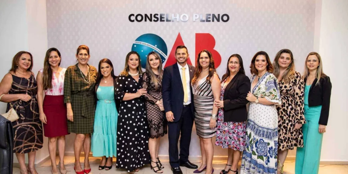 As advogadas atuantes em todo Acre têm motivo de sobra para comemorar com a sansão do Projeto de Lei (PL) nº 13/2020, que institui o Dia da Mulher Advogada no Acre, pelo governador Gladson Cameli, publicado no DOE de quarta-feira, 19. Dia 15 de maio passa a celebrar a força de todas as mulheres da classe, data escolhida em razão de ter ocorrido a primeira inscrição de uma advogada na Seção acreana, em 1962. Vale lembrar que o PL é de autoria do deputado estadual Roberto Duarte. E viva a Participação feminina na OAB/AC! Na foto os novos dirigentes da OAB-AC, Rodrigo Aiache e Socorro Rodrigues, conselheiras e advogadas