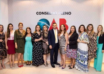 As advogadas atuantes em todo Acre têm motivo de sobra para comemorar com a sansão do Projeto de Lei (PL) nº 13/2020, que institui o Dia da Mulher Advogada no Acre, pelo governador Gladson Cameli, publicado no DOE de quarta-feira, 19. Dia 15 de maio passa a celebrar a força de todas as mulheres da classe, data escolhida em razão de ter ocorrido a primeira inscrição de uma advogada na Seção acreana, em 1962. Vale lembrar que o PL é de autoria do deputado estadual Roberto Duarte. E viva a Participação feminina na OAB/AC! Na foto os novos dirigentes da OAB-AC, Rodrigo Aiache e Socorro Rodrigues, conselheiras e advogadas