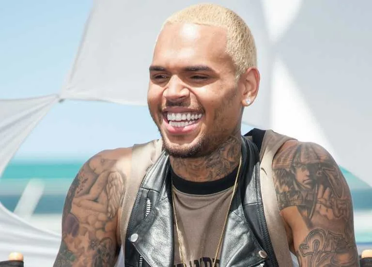 Chris Brown é processado em US$ 20 milhões por suspeita de drogar e estuprar mulher