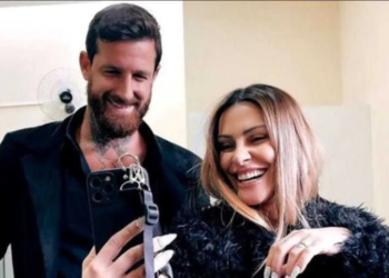 Cleo tatua nome do marido na coxa