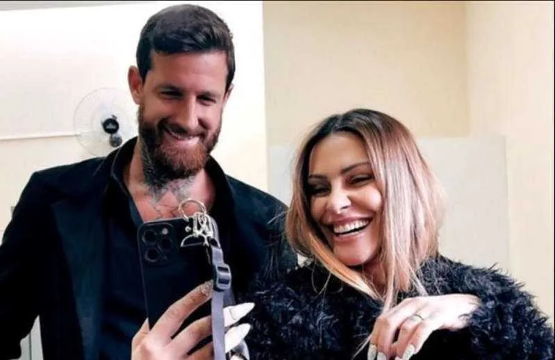 Cleo tatua nome do marido na coxa