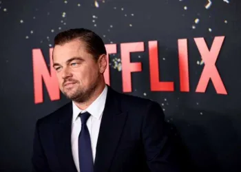 Leonardo Dicaprio e Camila Morrone trocam carícias na ilha mais chique do Caribe