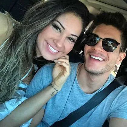 Com Arthur Aguiar confinado no "BBB22", Mayra Cardi nega medo de ser traída