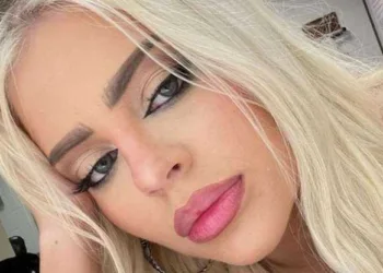 Luísa Sonza causa polêmica ao "passar" calça de fã em suas partes íntimas