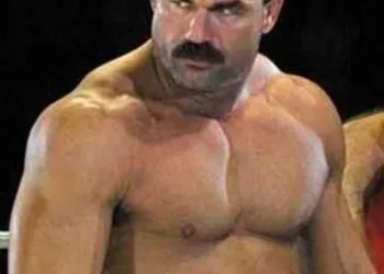 Agressão! Lenda do MMA desfere soco em fã nos bastidores do UFC 270