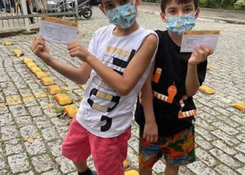 Os pimpolhos Daniel e Levi Ricardo, filhos dos médicos Ricardo e Melissa Ribeira, felizes da vida ostentando o cartão de vacinação infantil!