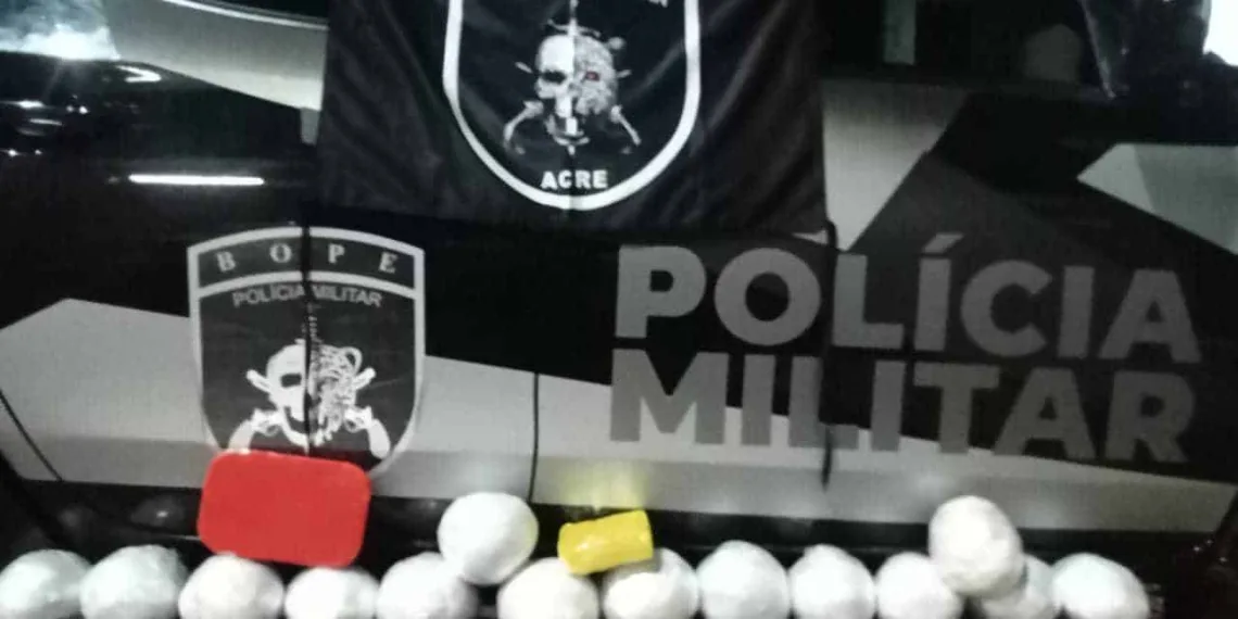 Homem esconde drogas na bolsa de criança e é preso pela Polícia Militar