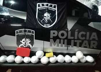 Homem esconde drogas na bolsa de criança e é preso pela Polícia Militar