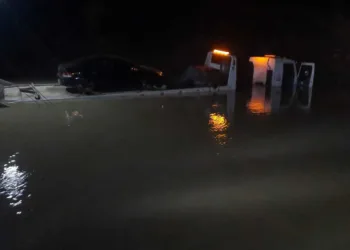 Caminhão guincho cai de balsa e prejudica travessia de moradores entre Rodrigues Alves e Cruzeiro do Sul