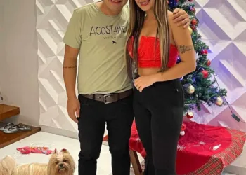 O colunista social Douglas Rischer e a cantora Nayara Villela na noite de Natal