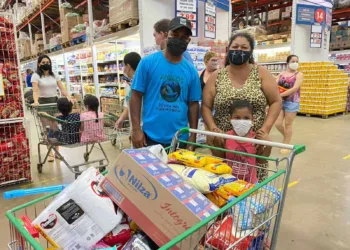 Associação arrecada doações de R$10 para realizar 'feira' do mês para famílias carentes