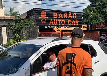 Motorista atropela motociclistas, perde controle de carro e invade loja em Rio Branco