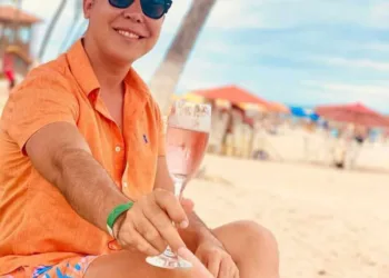 O querido advogado Gigi Hanan apagou as velinhas na ultima segunda-feira, 03, e foi homenageada pelos amigos ao longo do dia. Passou a data curtindo as belas praias de Maceió, em Alagoas, no Nordeste brasileiro, onde com uma boa champa, e claro, bons amigos, brindou a nova idade. Ele merece!