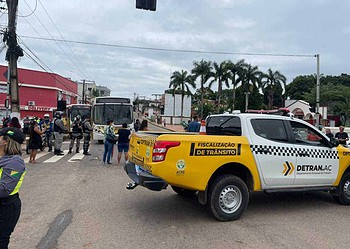 Moradores do Quixadá fecham Terminal Urbano em protesto por melhorias na comunidade e falta de ônibus