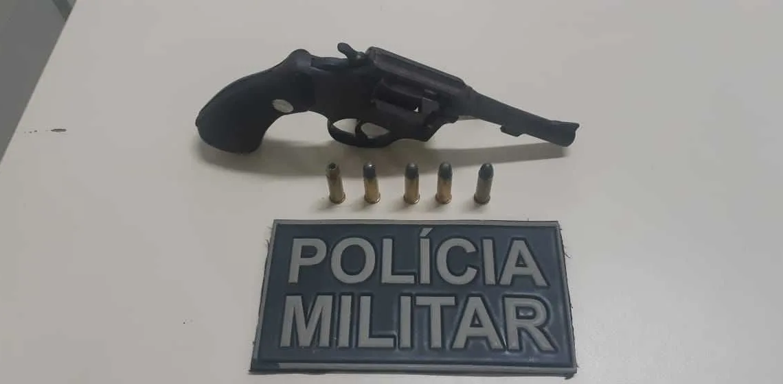 Acusado de violência doméstica, homem é preso com revólver e munições em Epitaciolândia