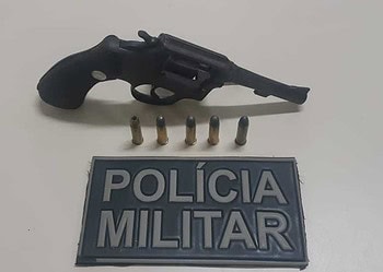 Acusado de violência doméstica, homem é preso com revólver e munições em Epitaciolândia
