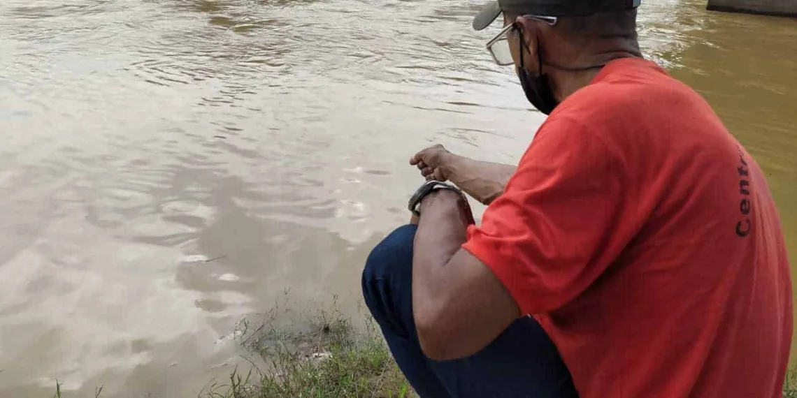 Com cheia do Rio Acre, moradores se arriscam em pescaria no centro de Rio Branco